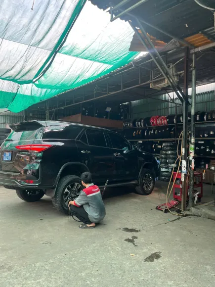 Thay Lốp Xe Ô Tô Quận 7: Địa Chỉ Uy Tín, Giá Tốt Nhất